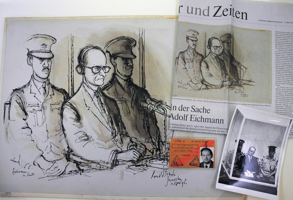 Zeichnung, Fotografie und Besucherausweis von Ronald Searle zum Eichmann-Prozess in Jerusalem