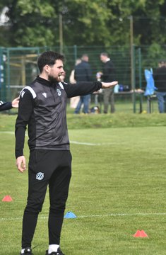 U14-Trainer Lasse Voges beim Coaching an der Seitenlinie