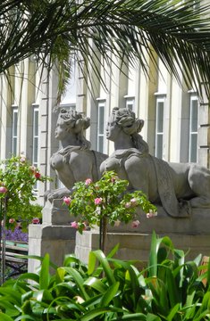 Museum Wilhelm Busch - Sphinxen im Wallmodengarten