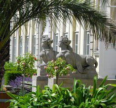 Museum Wilhelm Busch - Sphinxen im Wallmodengarten
