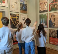 Jugendliche in der Ausstellung