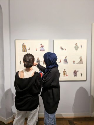 Schülerinnen in der Ausstellung